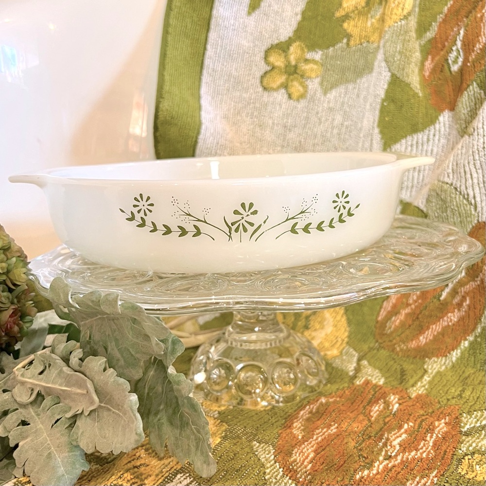 VINTAGE GLASBAKE GREEN DAISY Flower ROUND 8” CASSEROLE BAKING DISH CAKE PIE 2429